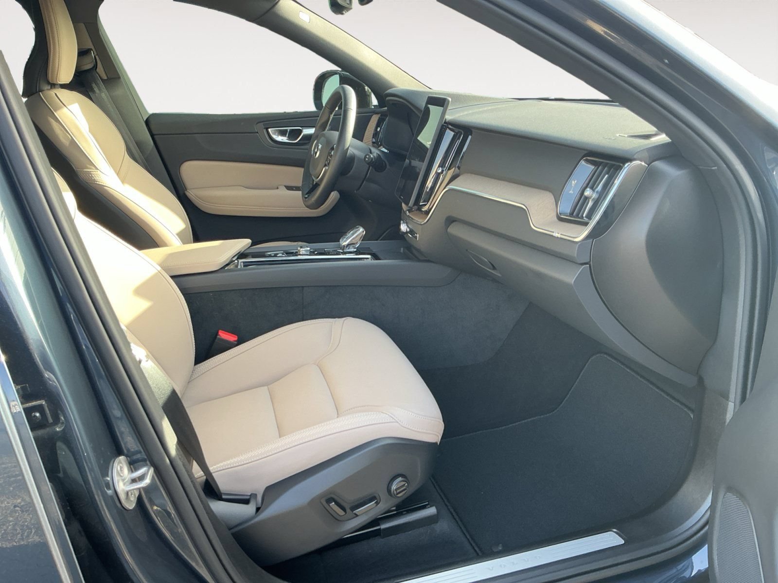 New 2026 Volvo XC60 B5 Plus w/ Protection Package Premier AWD/4WD image 15