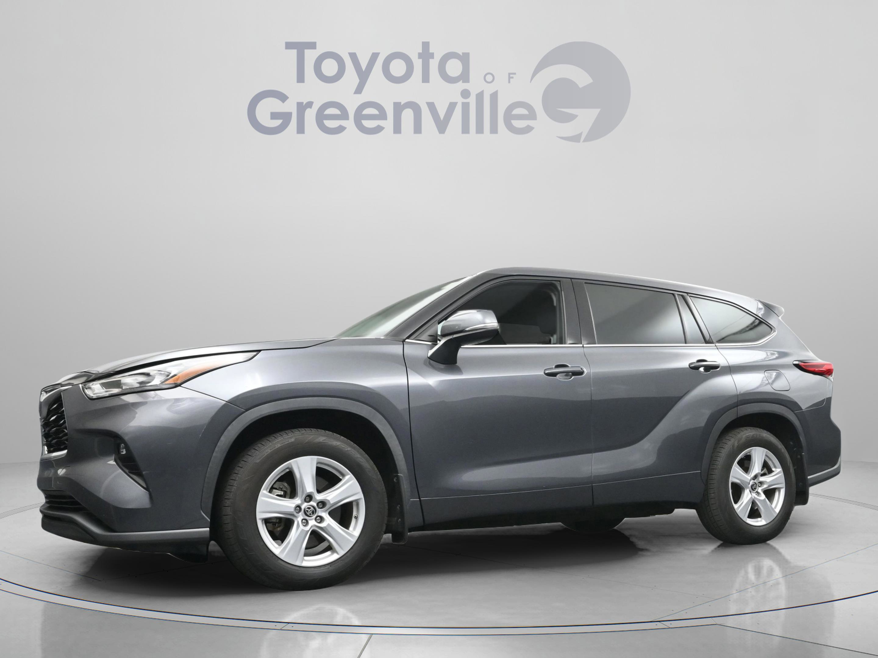 Used 2020 Toyota Highlander LE image 2
