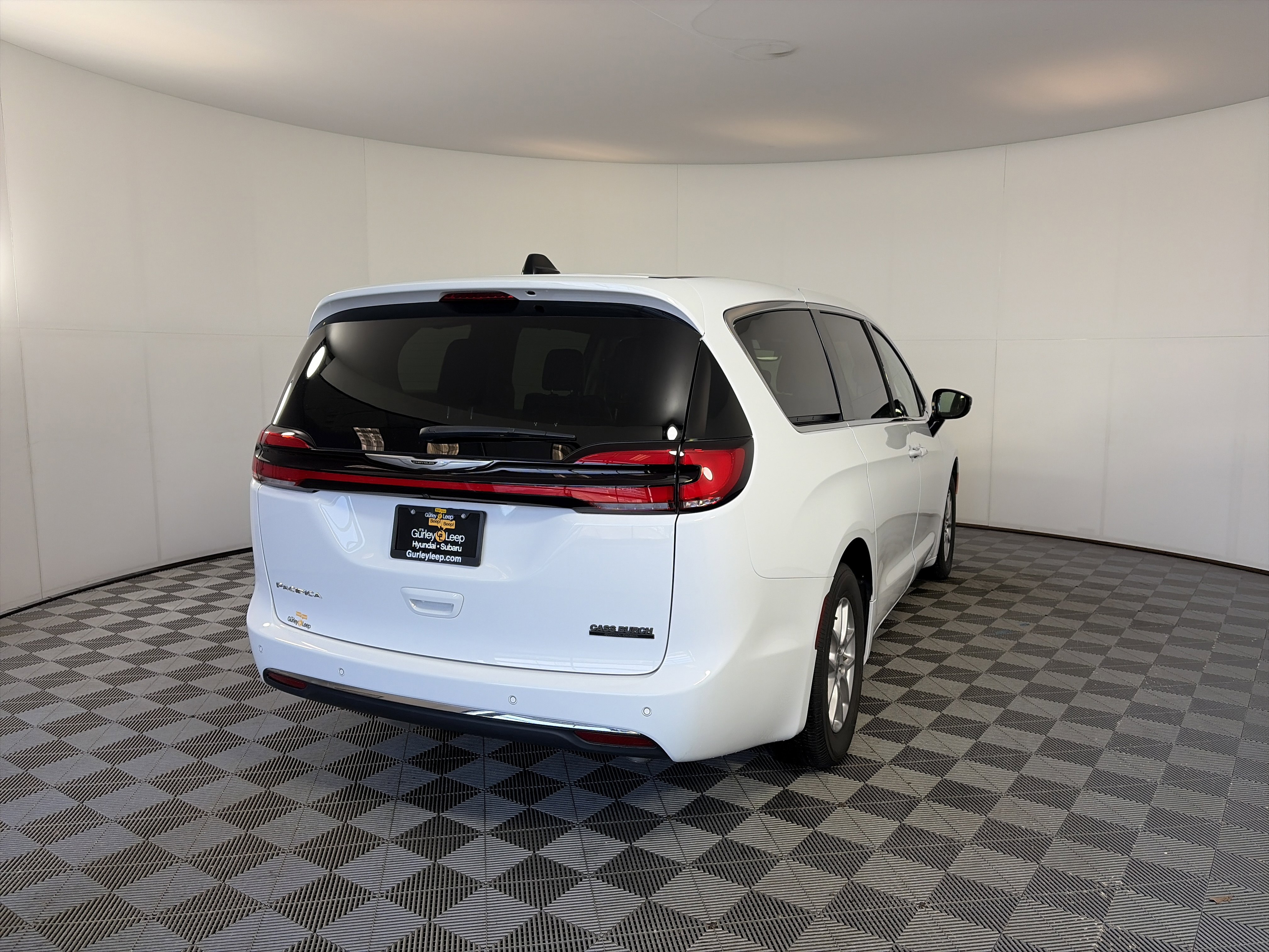 Used 2024 Chrysler Pacifica Touring-L image 11