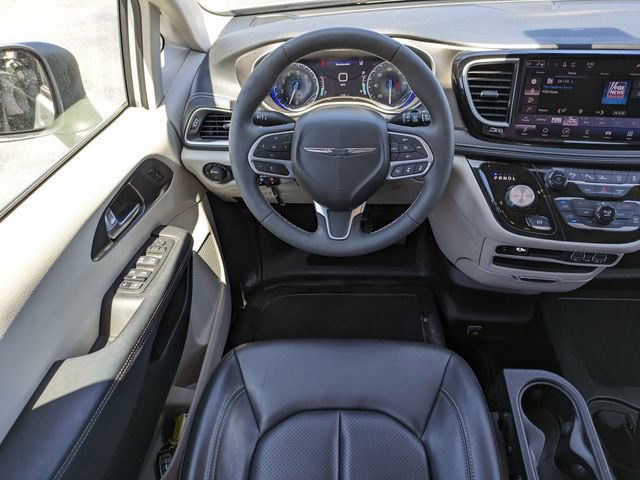 Used 2023 Chrysler Pacifica Touring-L FWD image 19