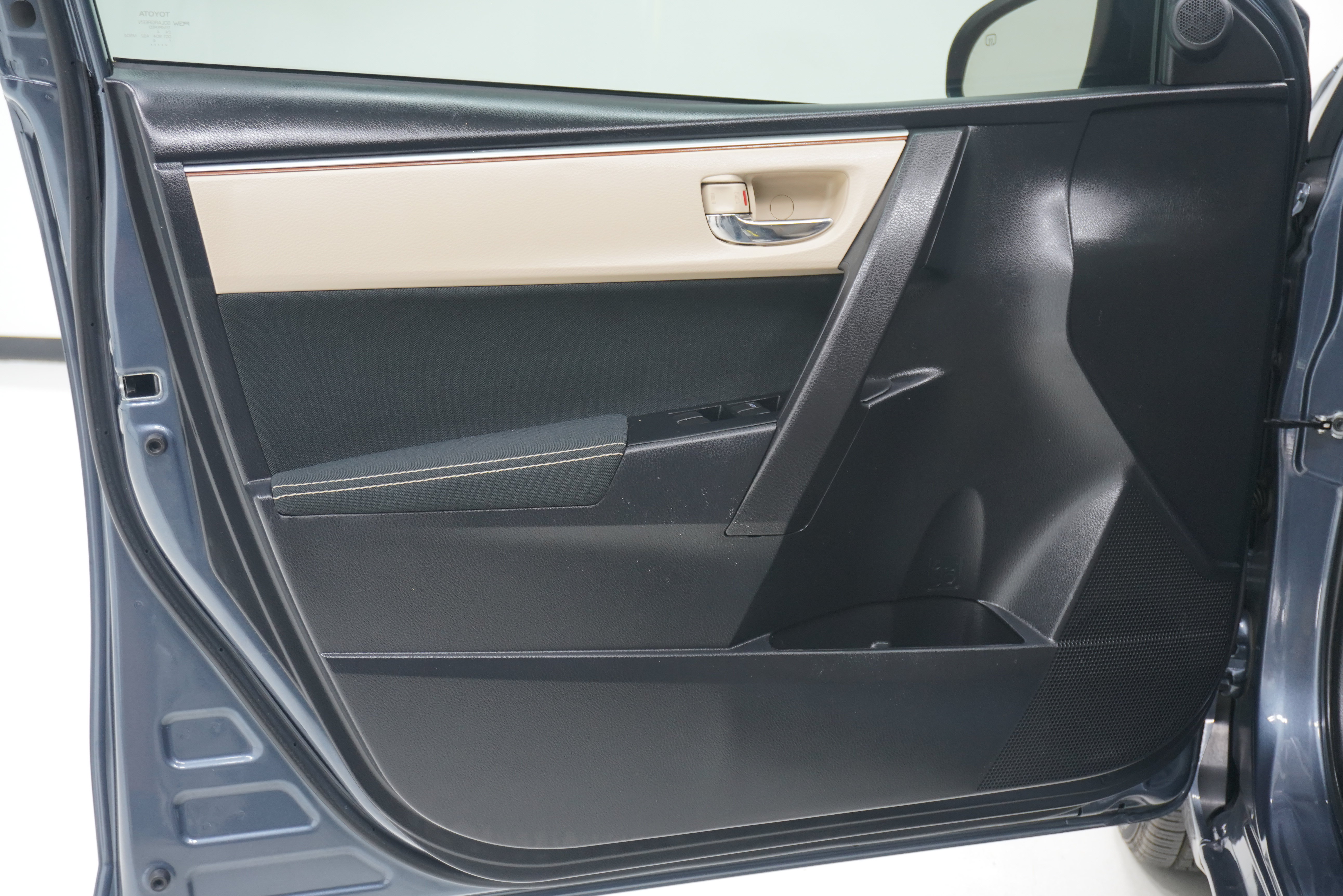 Used 2014 Toyota Corolla LE FWD image 14