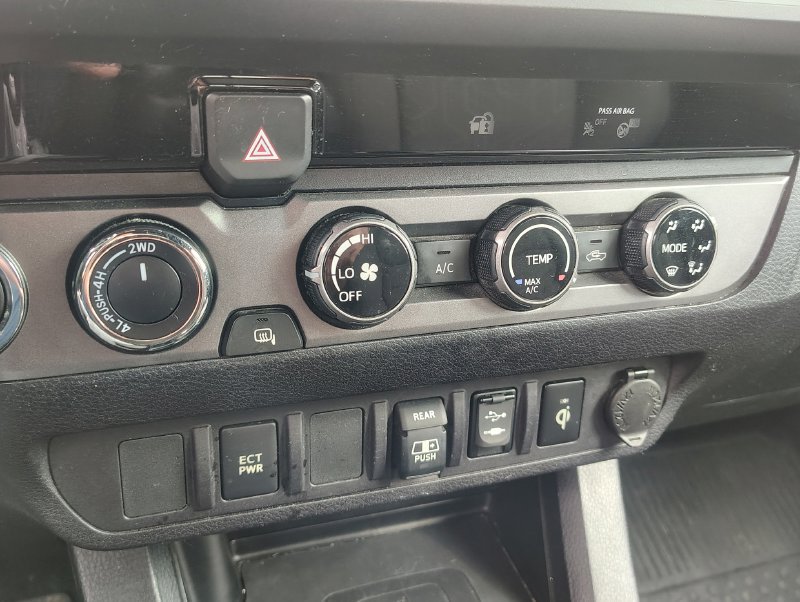 Used 2018 Toyota Tacoma TRD Sport AWD/4WD image 16