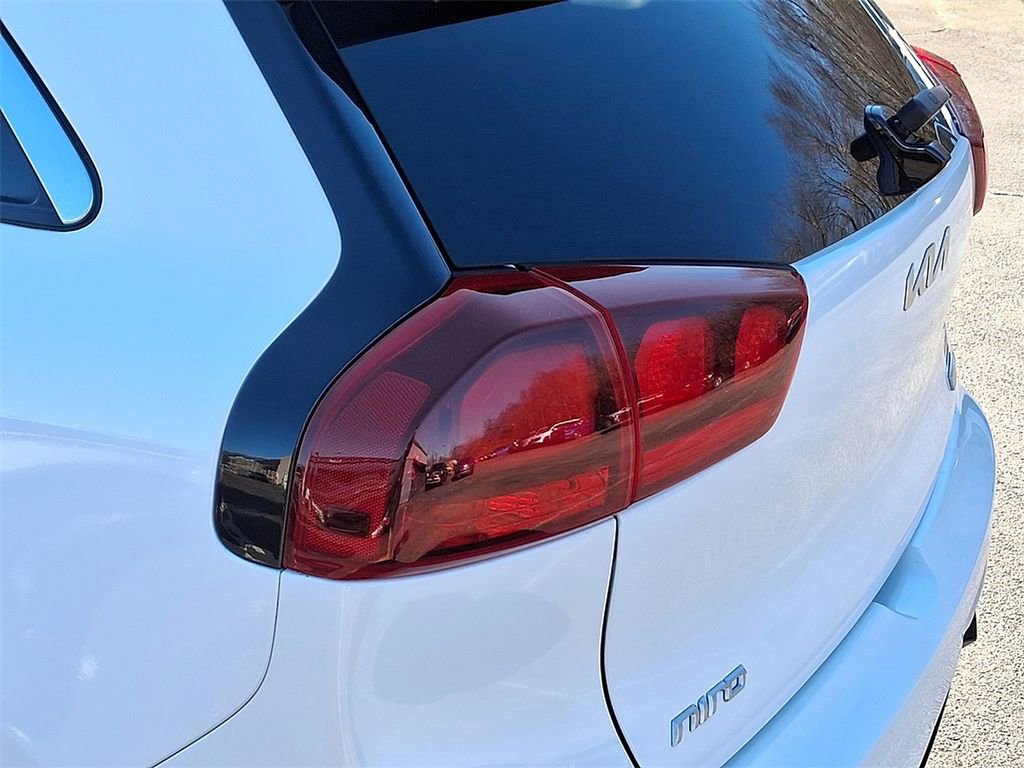 Used 2022 Kia Niro EX image 11