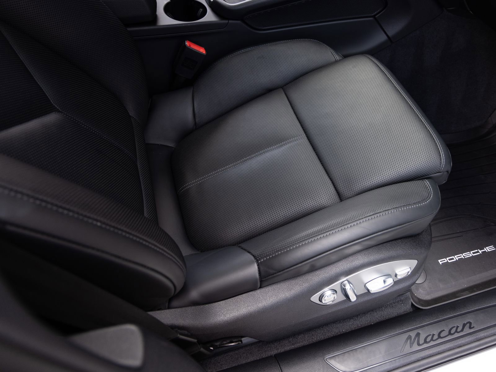 Certified 2025 Porsche Macan AWD/4WD image 34
