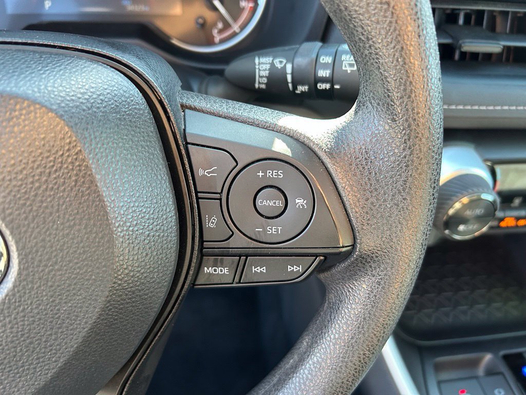 Used 2025 Toyota RAV4 XLE AWD/4WD image 12