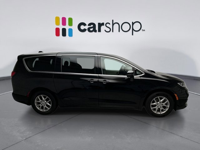 Used 2024 Chrysler Pacifica Touring-L image 6