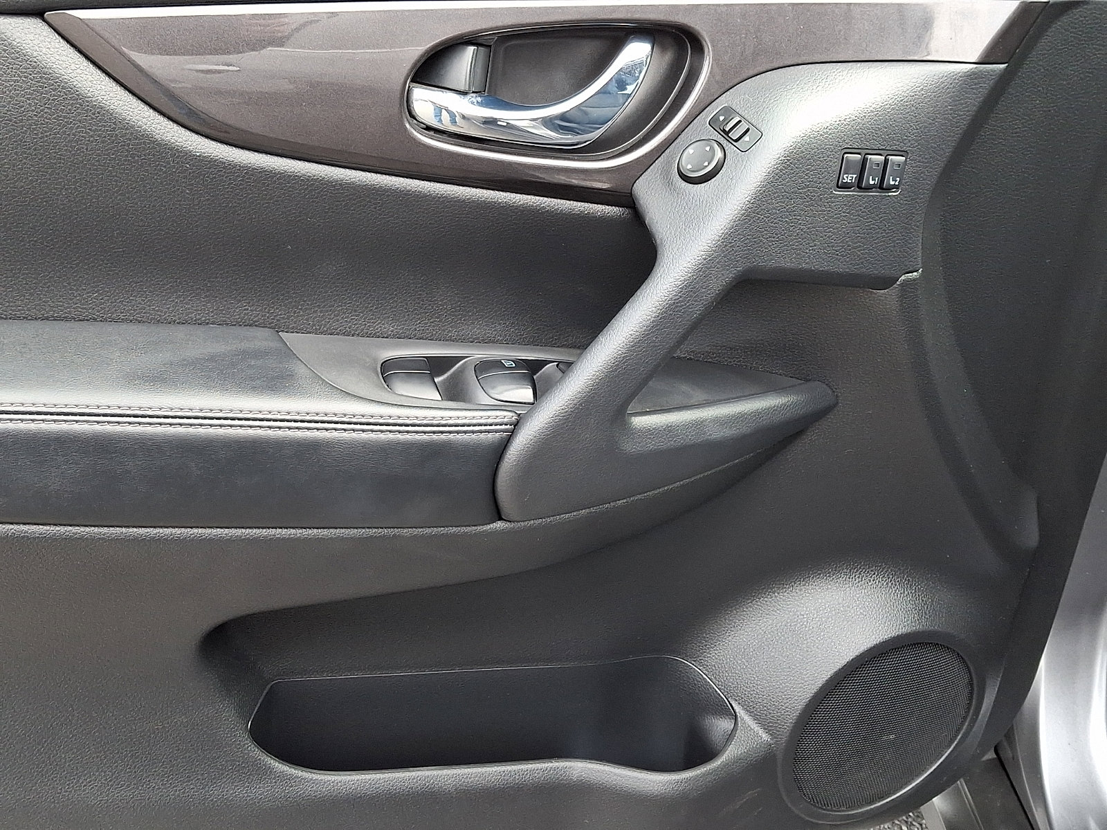 Used 2019 Nissan Rogue SV w/ Premium Package image 12