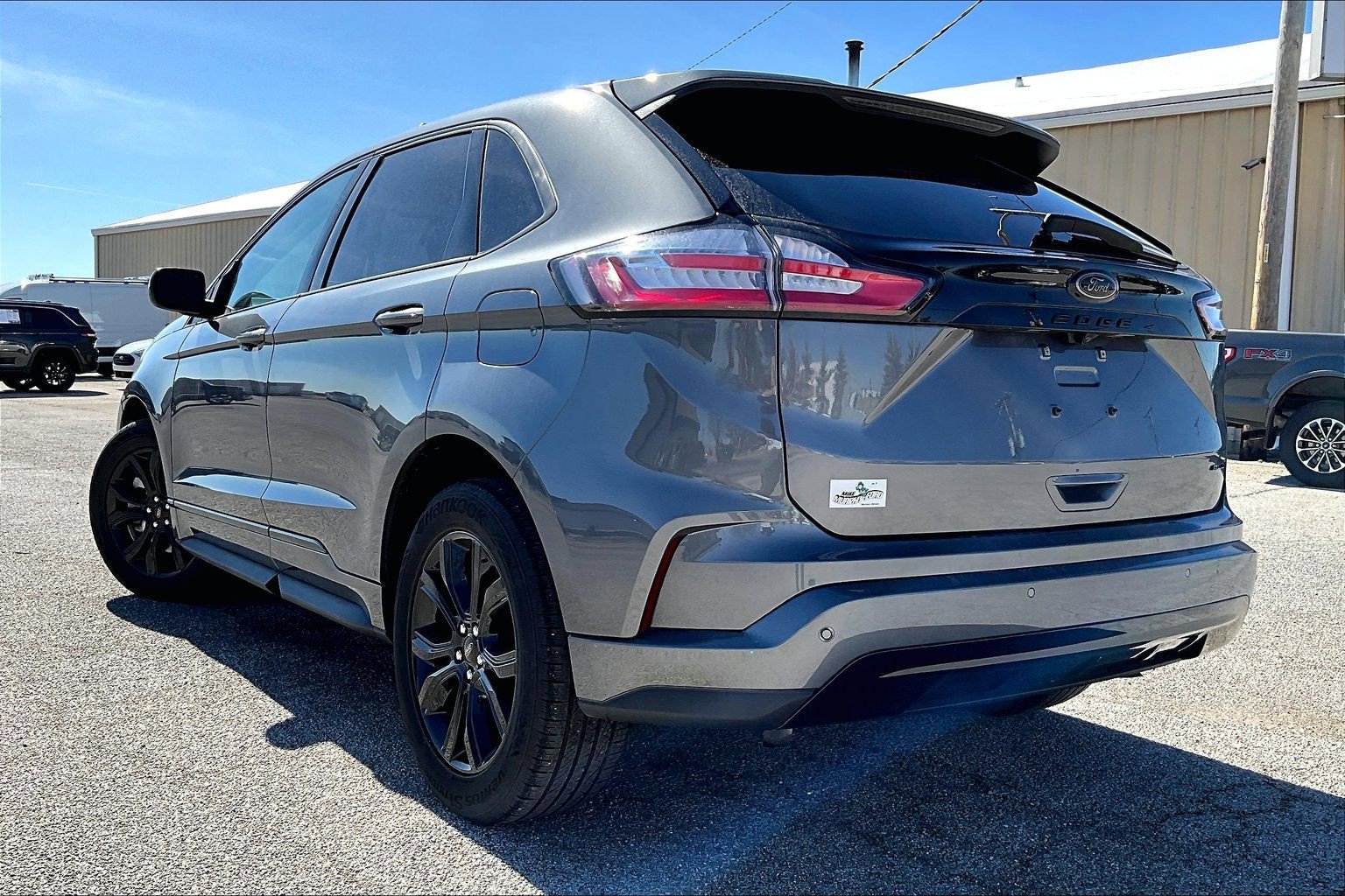 Used 2024 Ford Edge SE w/ Black Appearance Package image 5