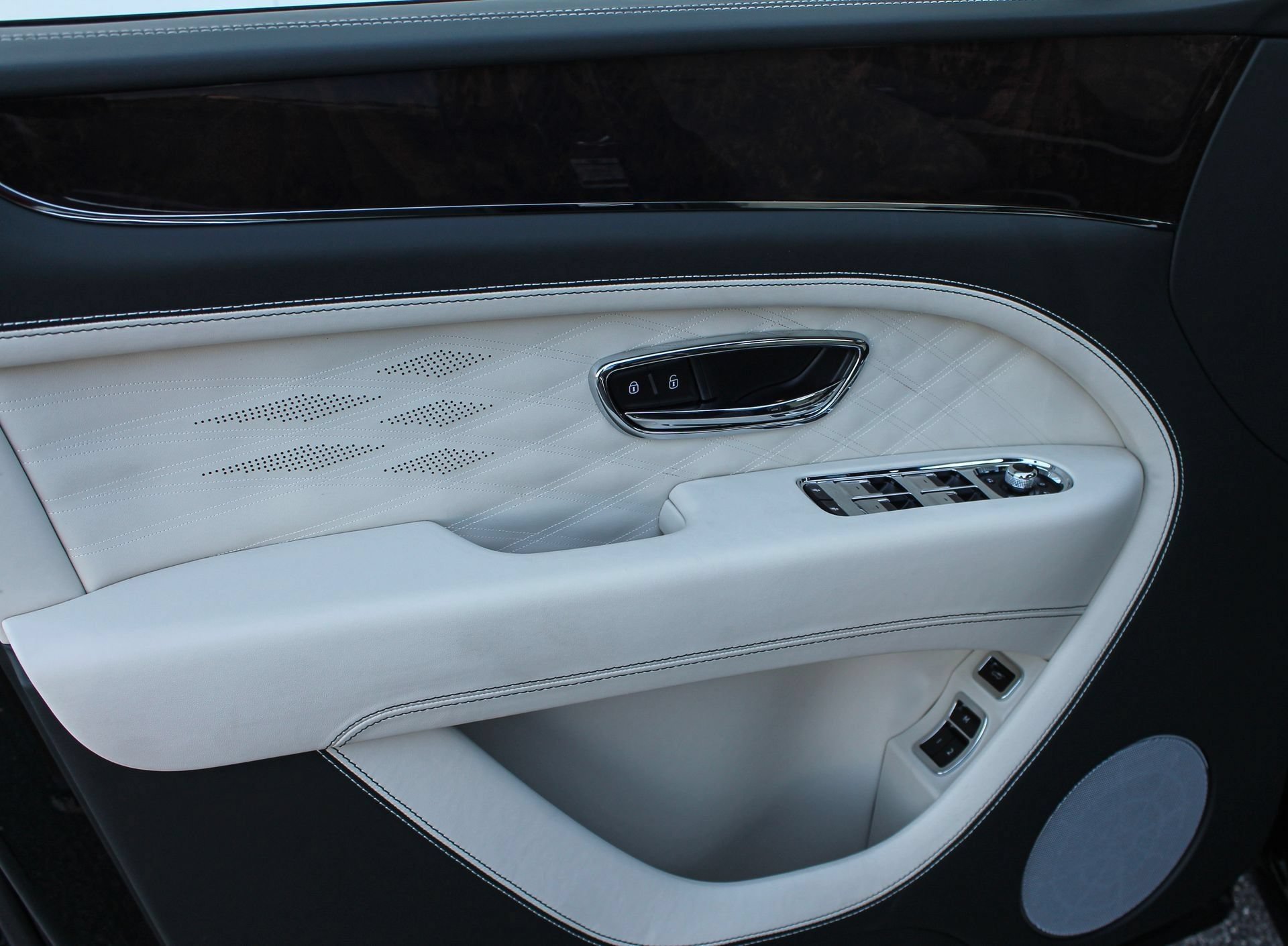 Certified 2024 Bentley Bentayga Extended Wheelbase AWD/4WD image 15