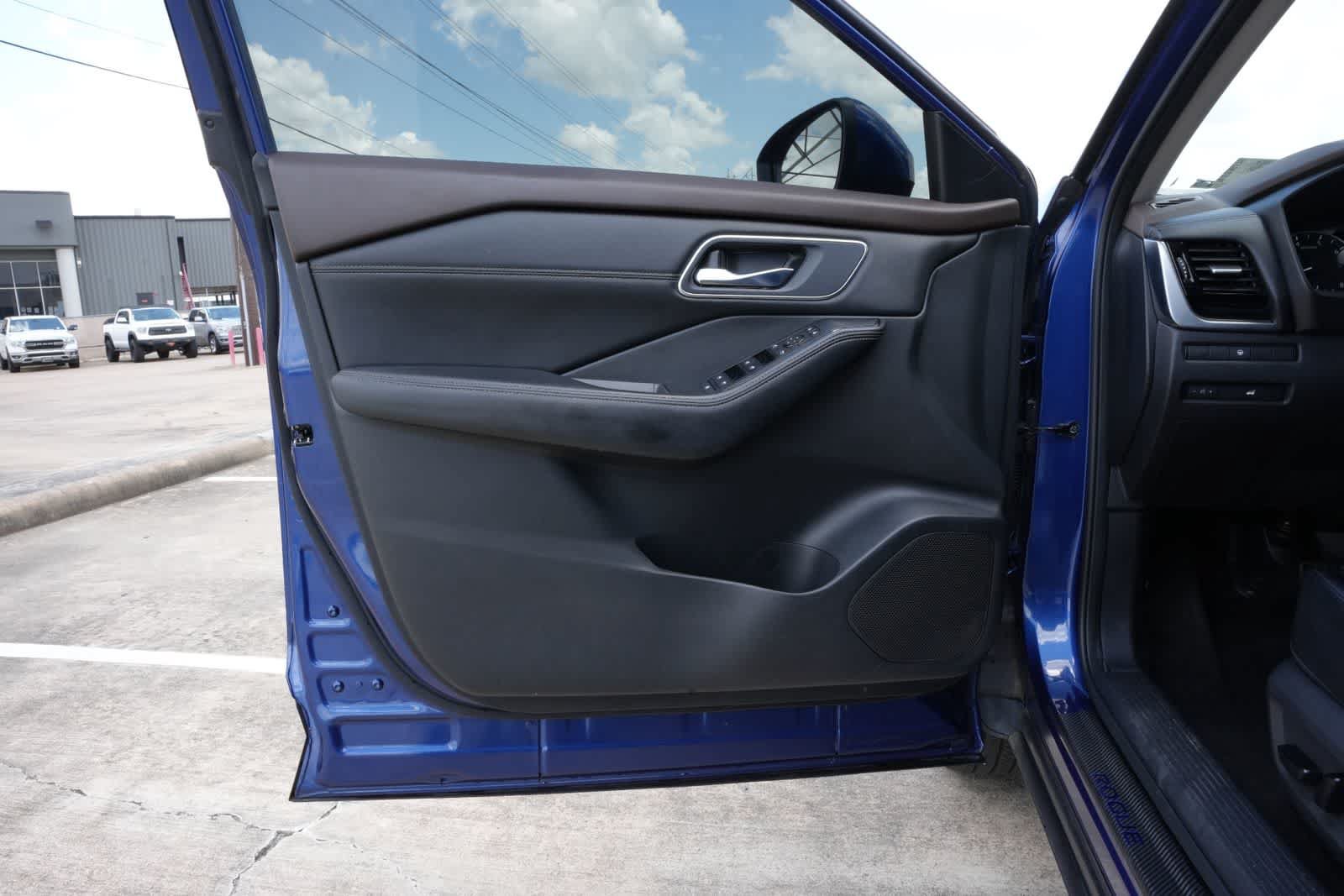 Used 2021 Nissan Rogue SV w/ Premium Package AWD/4WD image 17