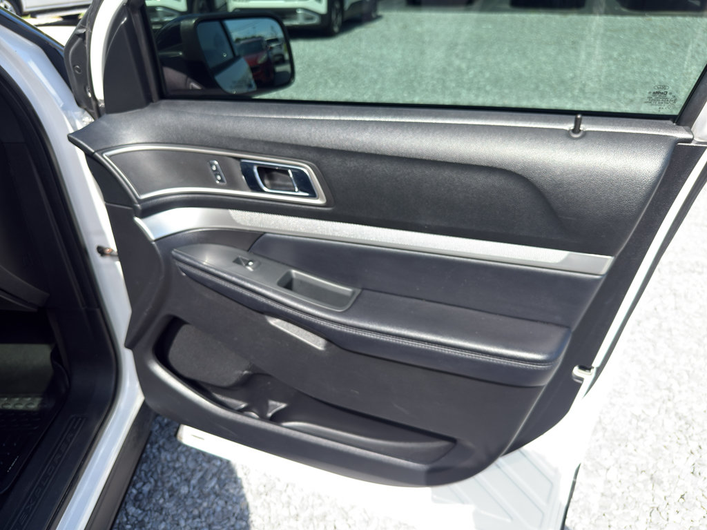 Used 2017 Ford Explorer XLT w/ Equipment Group 202A AWD/4WD image 23