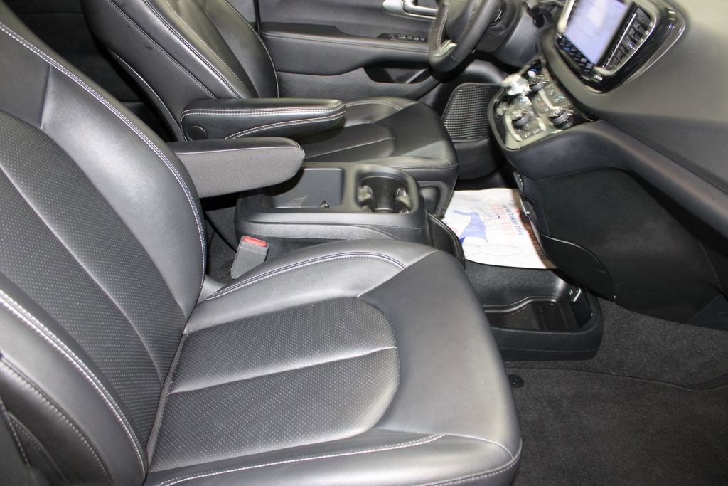 Used 2025 Chrysler Pacifica Select image 21
