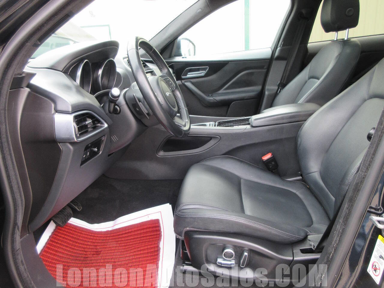 Used 2020 Jaguar F-PACE Premium image 13