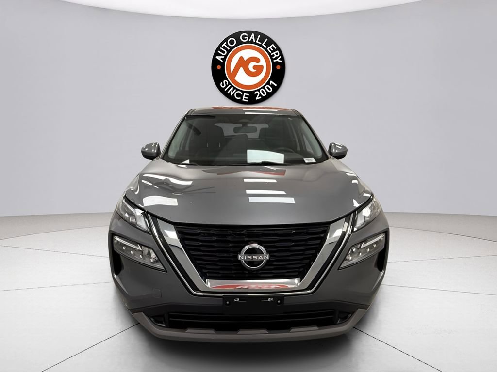 Used 2023 Nissan Rogue SV image 2