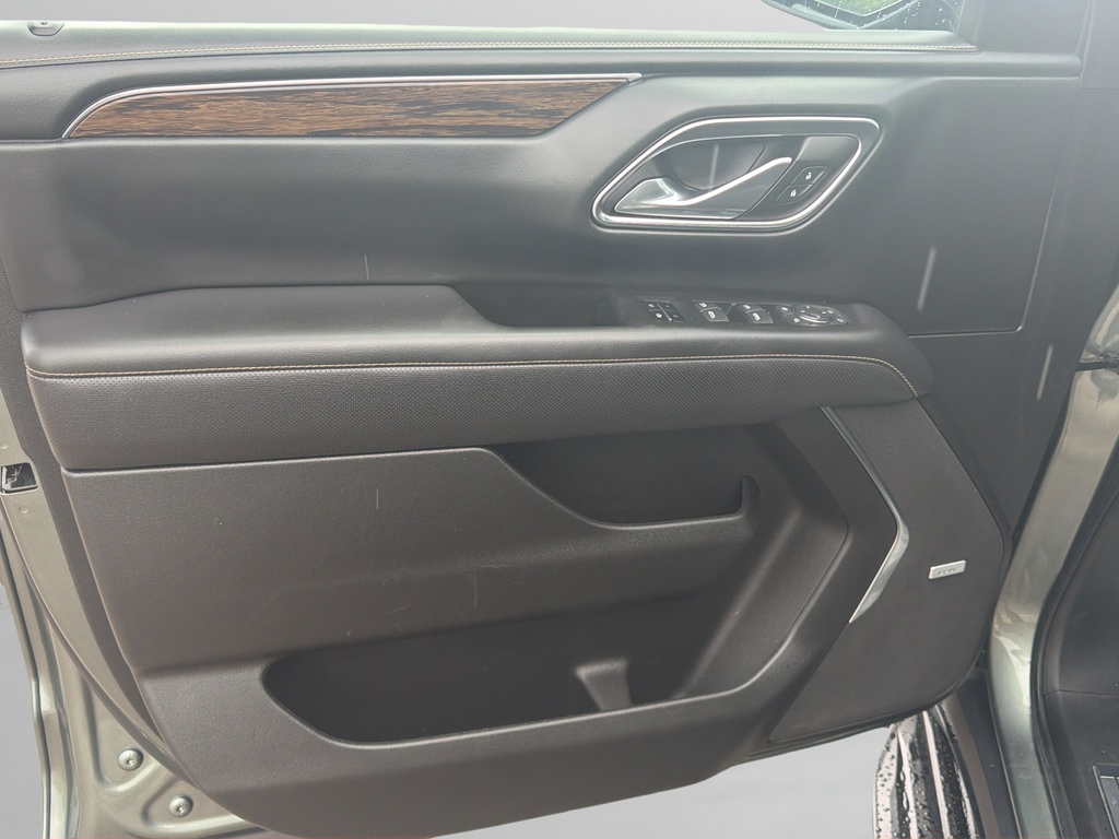 Used 2023 Chevrolet Suburban Premier RWD image 16