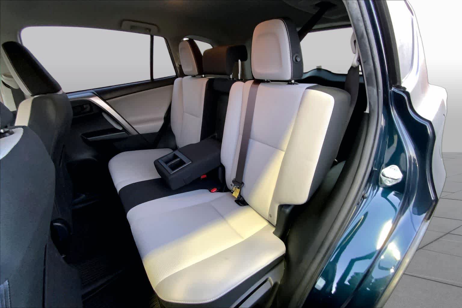 Used 2018 Toyota RAV4 LE AWD/4WD image 28