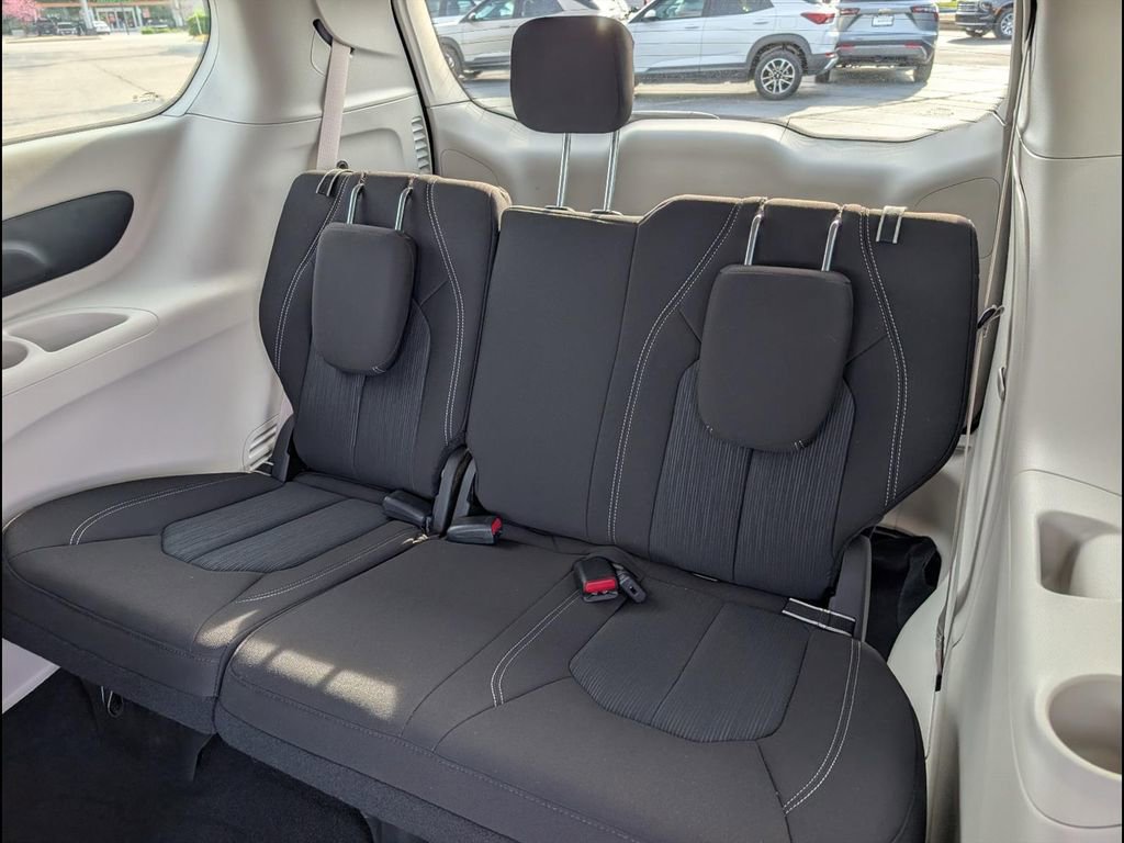 Used 2022 Chrysler Voyager LX image 14