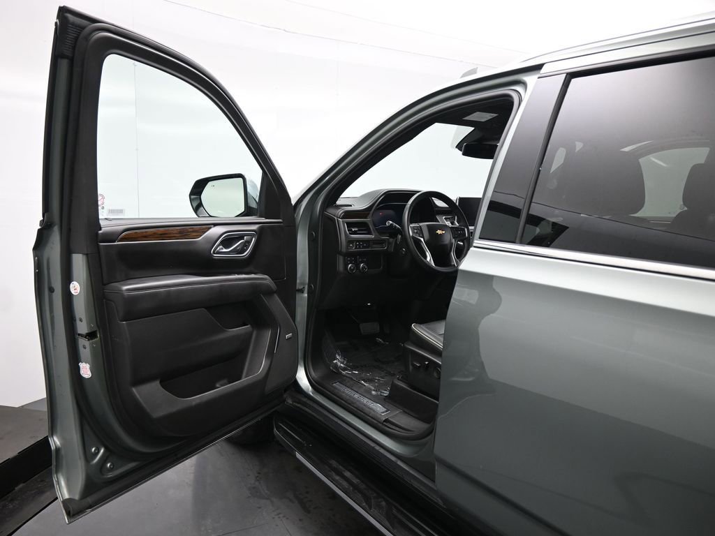 Used 2023 Chevrolet Suburban Premier image 9