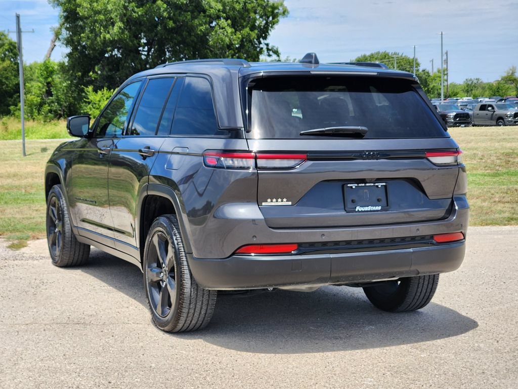 Used 2023 Jeep Grand Cherokee Altitude RWD image 5