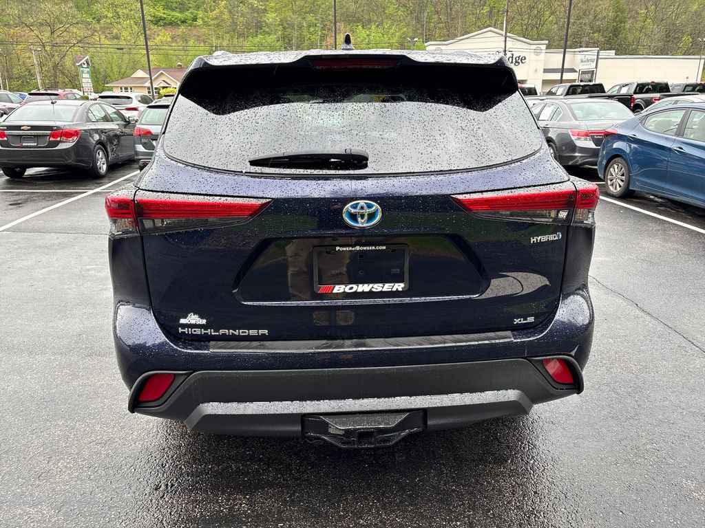 Used 2022 Toyota Highlander XLE AWD/4WD image 4