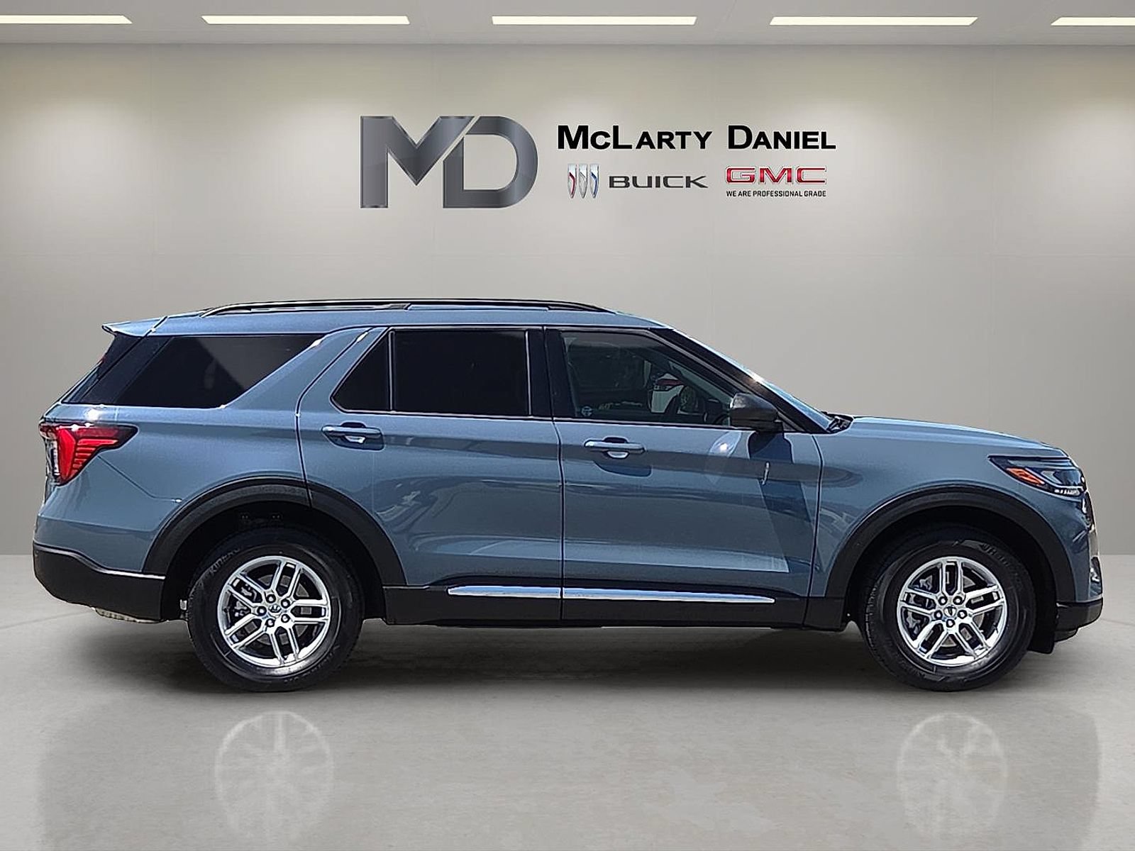 Used 2025 Ford Explorer Active AWD/4WD image 16