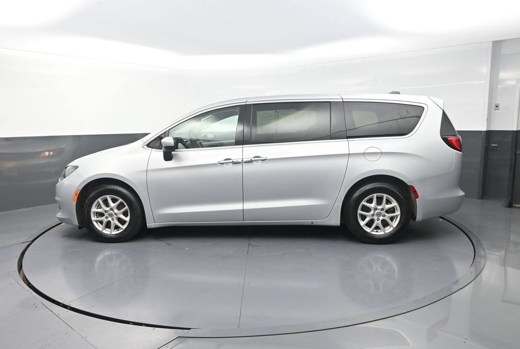 Used 2022 Chrysler Voyager LX FWD image 6