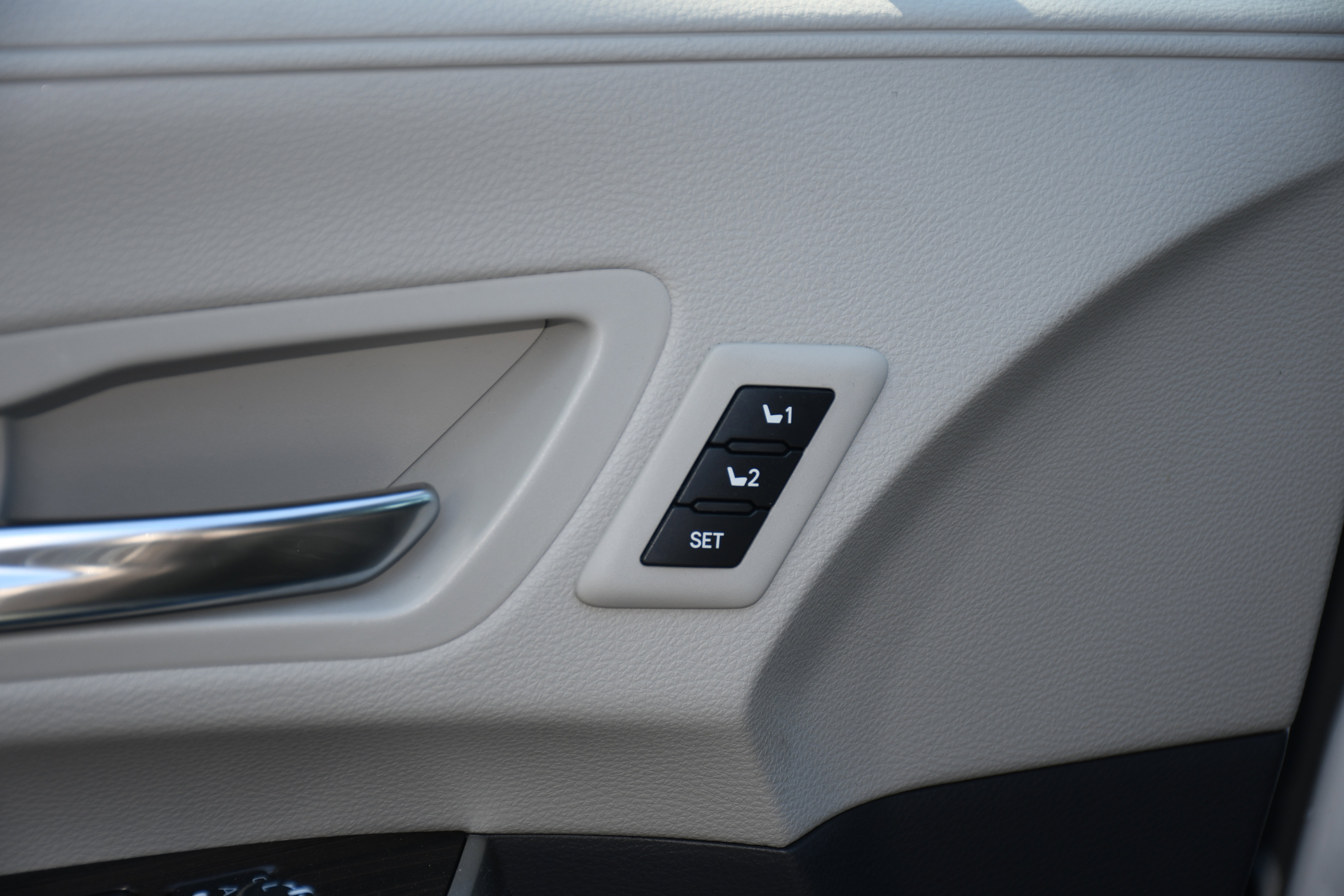 Used 2021 Toyota Sienna Limited image 12