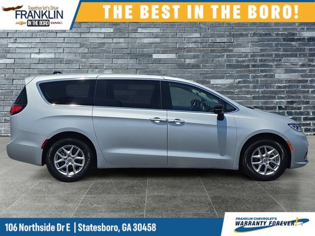 Used 2024 Chrysler Pacifica Touring-L FWD image 7