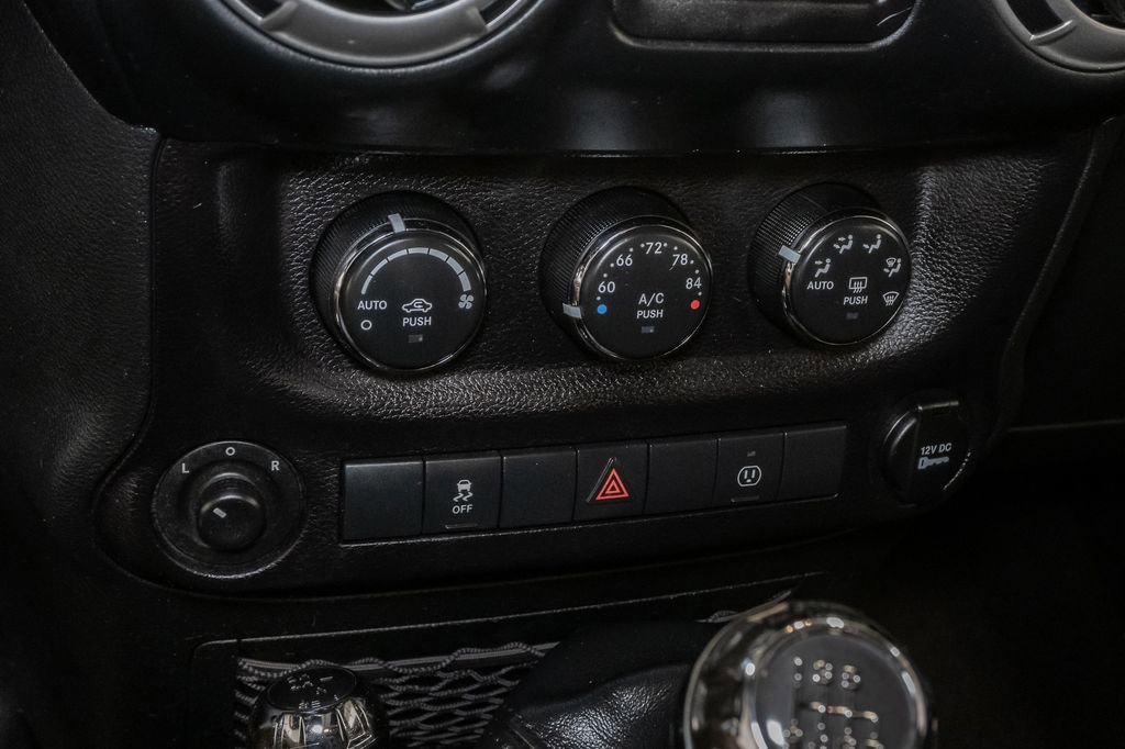 Used 2018 Jeep Wrangler Unlimited Sahara w/ Connectivity Group image 18