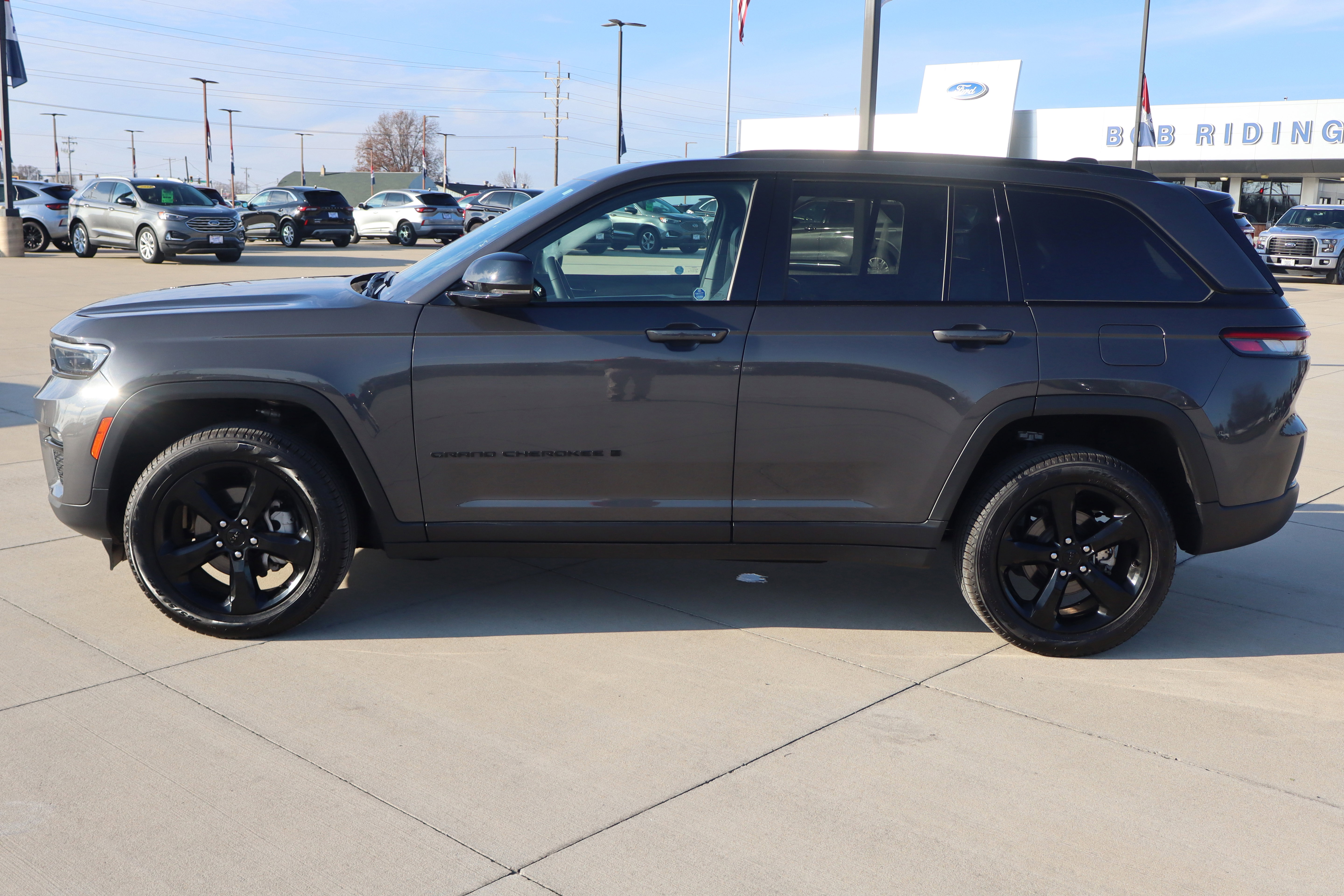 Used 2024 Jeep Grand Cherokee Limited w/ Black Appearance Package image 9