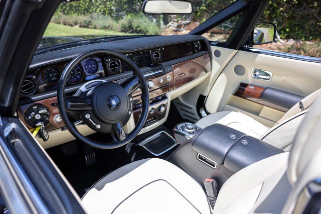 Used 2015 Rolls-Royce Phantom Drophead Coupe image 18