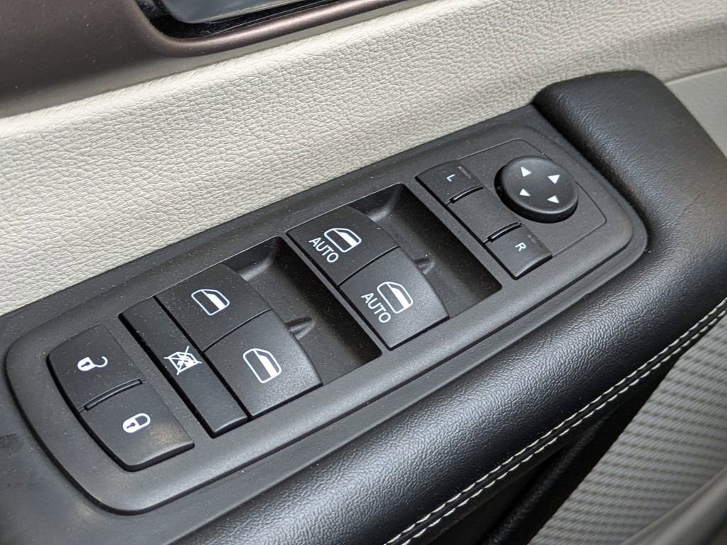 Used 2023 Chrysler Voyager LX image 25