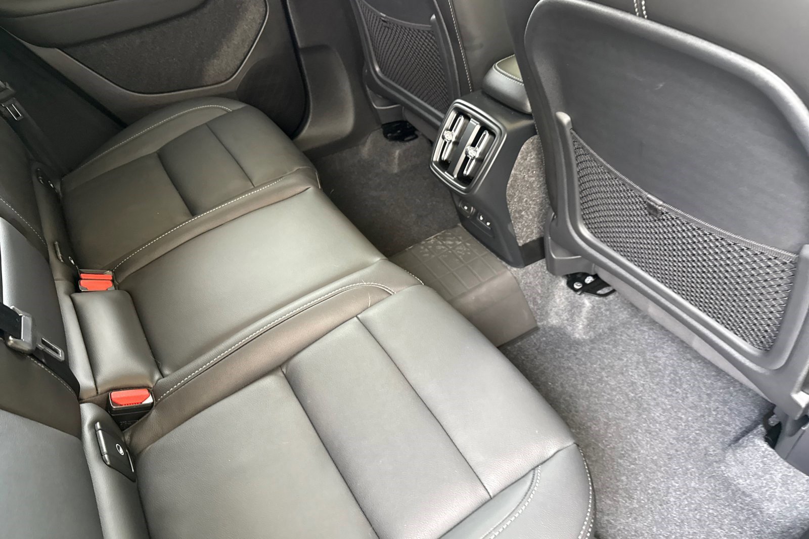 Used 2025 Volvo XC40 B5 Ultra w/ Climate Package image 30