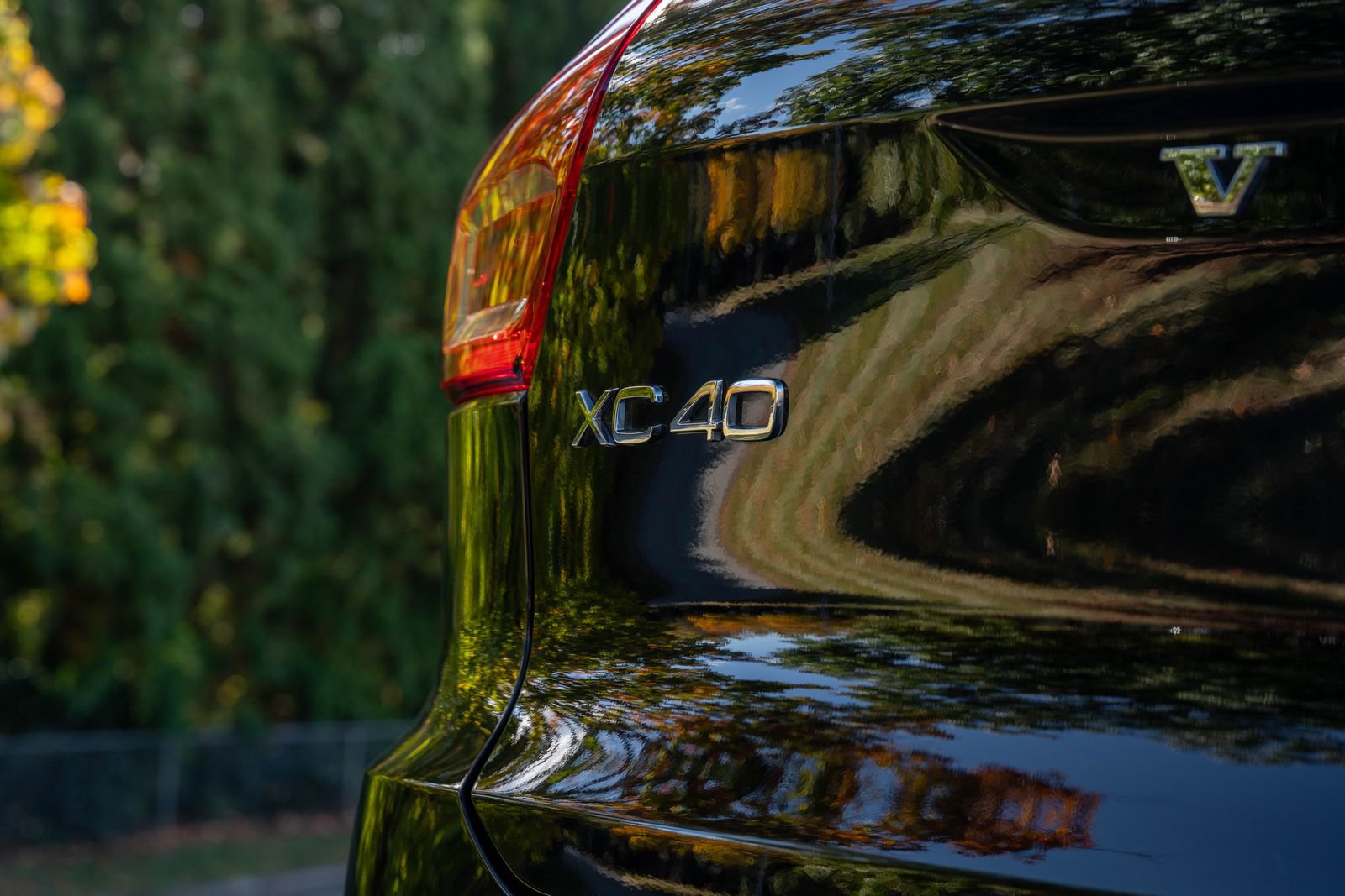 Used 2024 Volvo XC40 B5 Ultimate w/ Protection Package Premier image 12