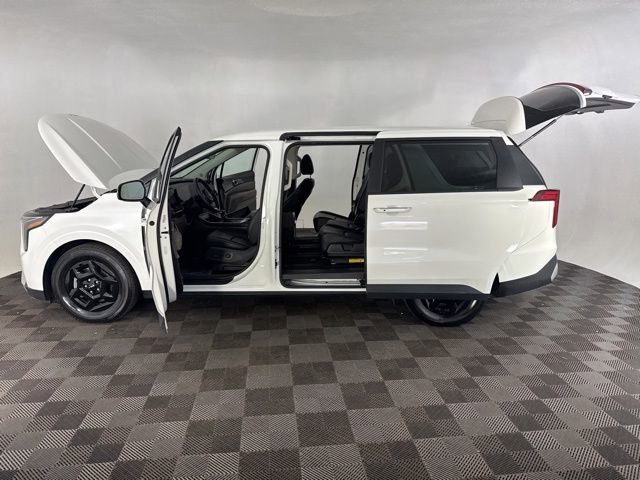 Used 2025 Kia Carnival image 11