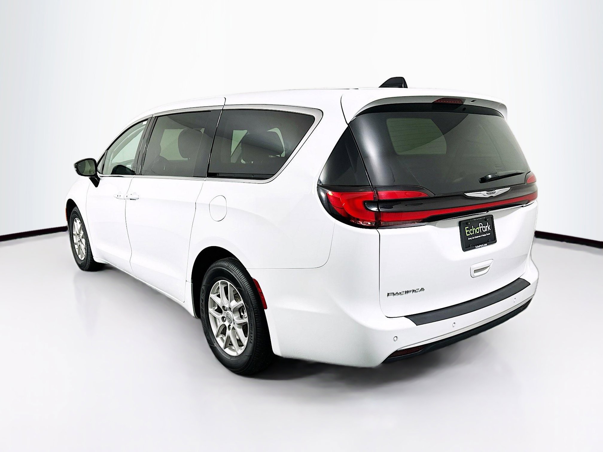 Used 2024 Chrysler Pacifica Touring-L FWD image 5