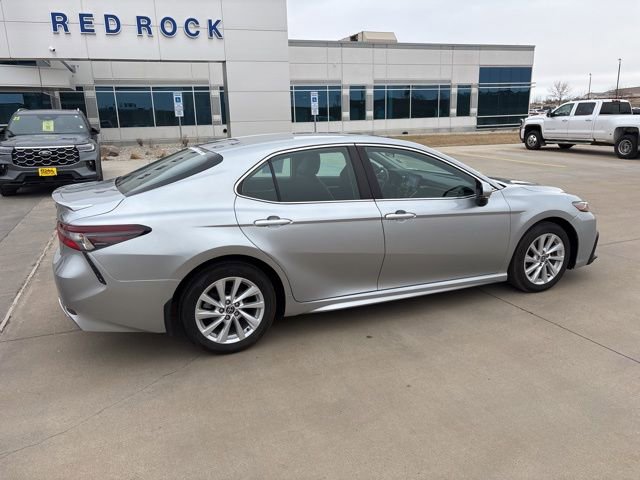 Used 2022 Toyota Camry SE image 3