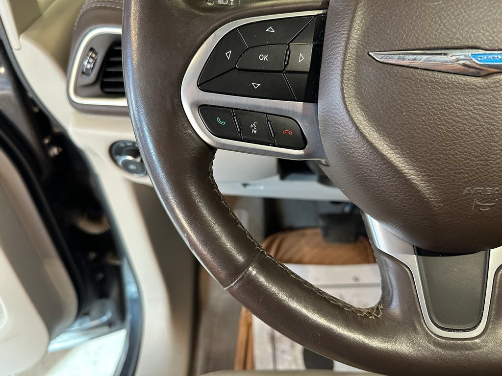 Used 2021 Chrysler Pacifica Touring-L FWD image 11