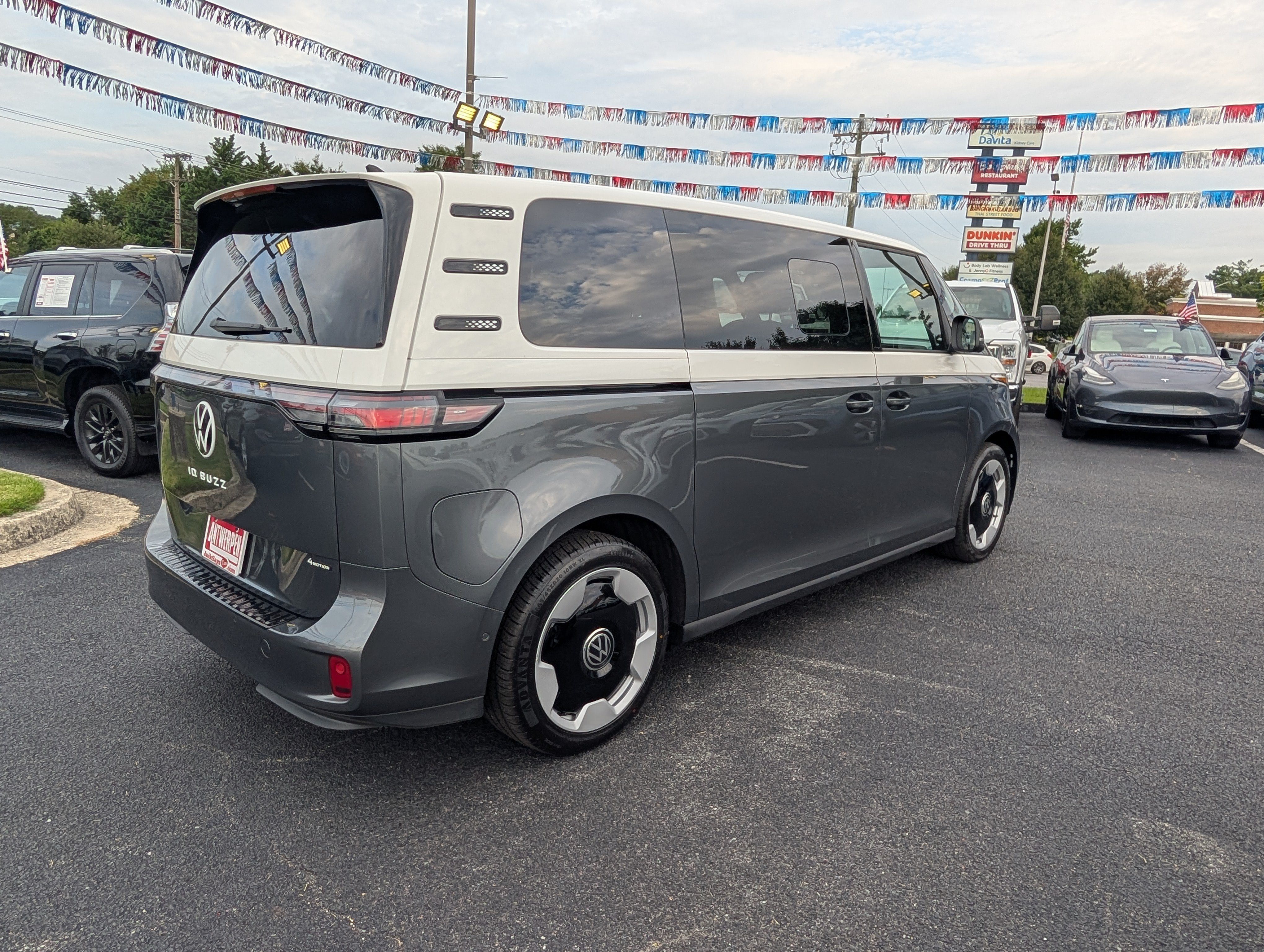 Used 2025 Volkswagen ID. Buzz Pro S Plus w/ Cupholders Package AWD/4WD image 3