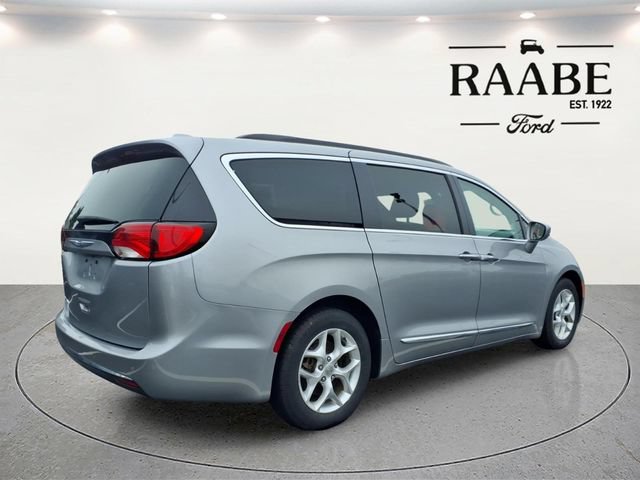 Used 2017 Chrysler Pacifica Touring-L w/ Tire & Wheel Group FWD image 12