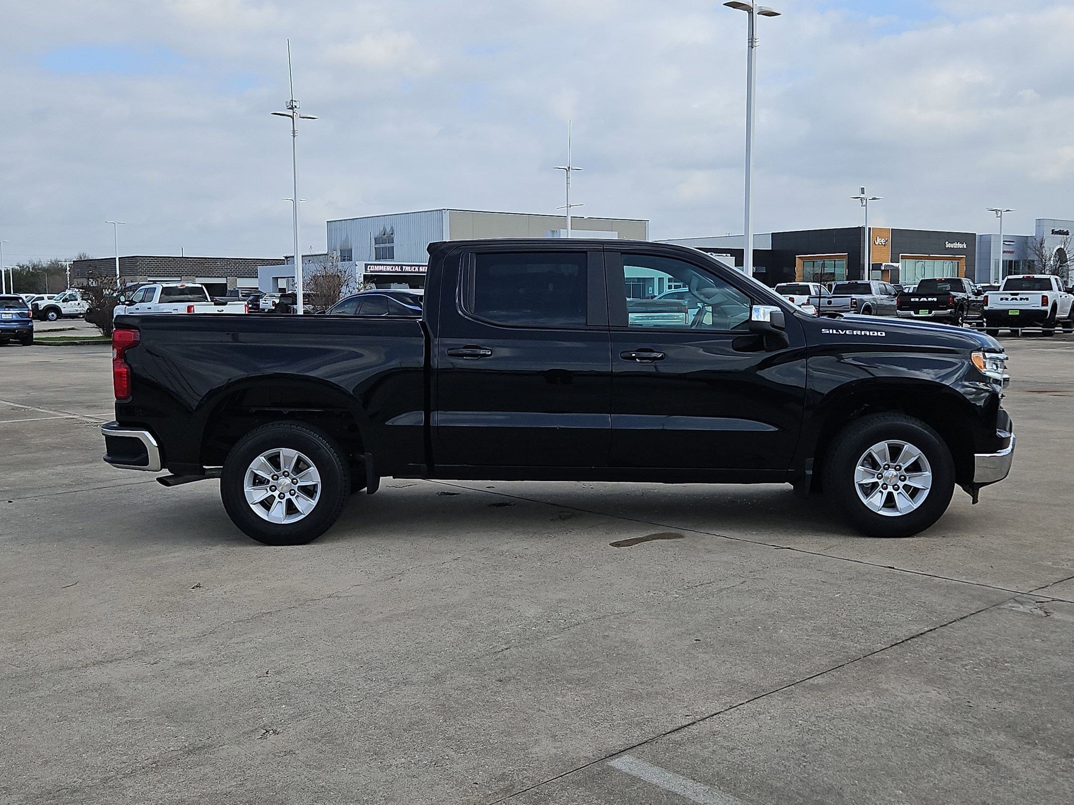 Used 2025 Chevrolet Silverado 1500 LT image 2