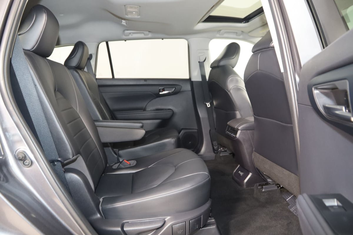 Used 2021 Toyota Highlander XLE AWD/4WD image 13