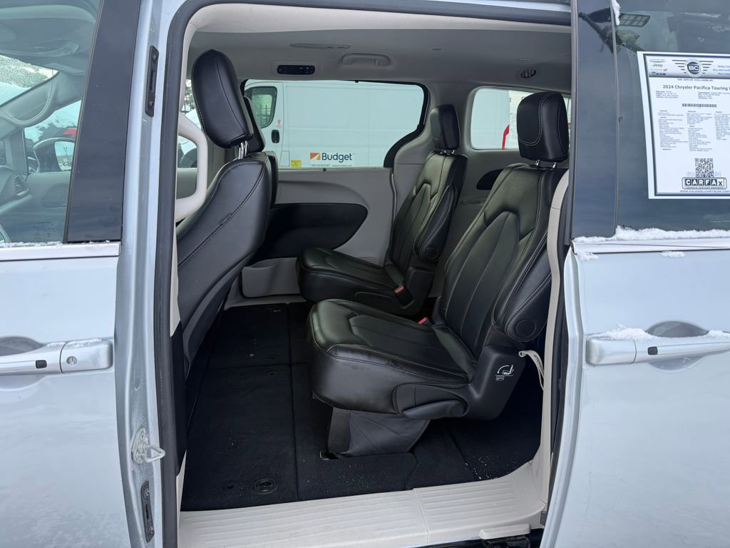 Used 2024 Chrysler Pacifica Touring-L image 20