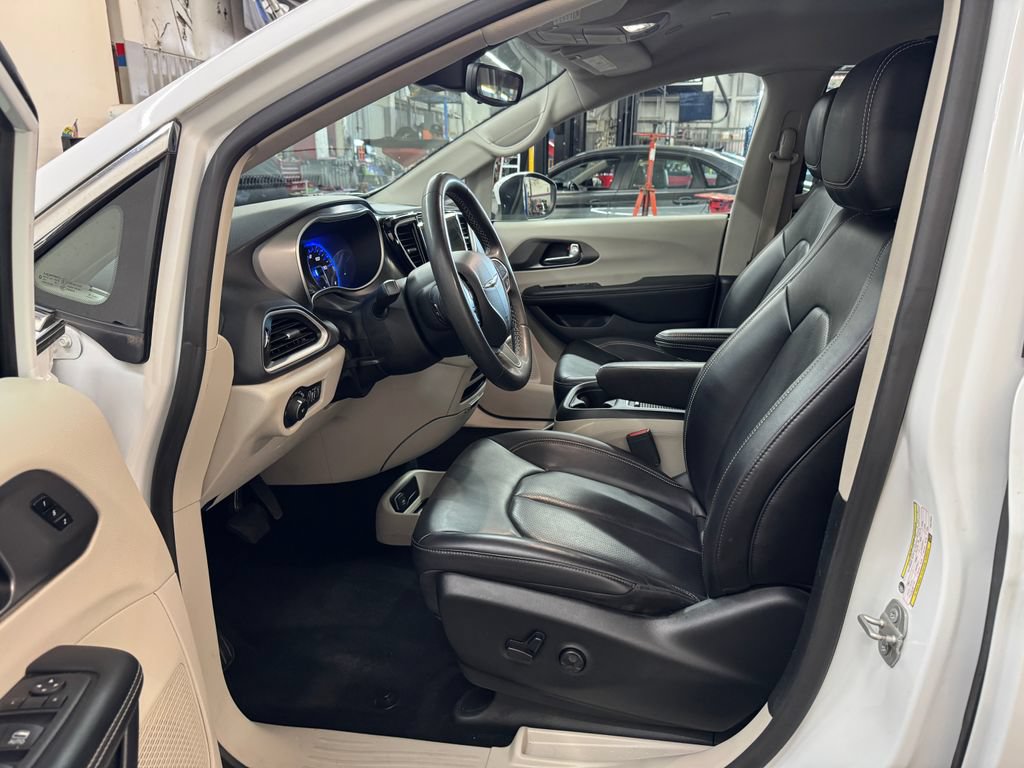 Used 2023 Chrysler Pacifica Touring-L FWD image 14