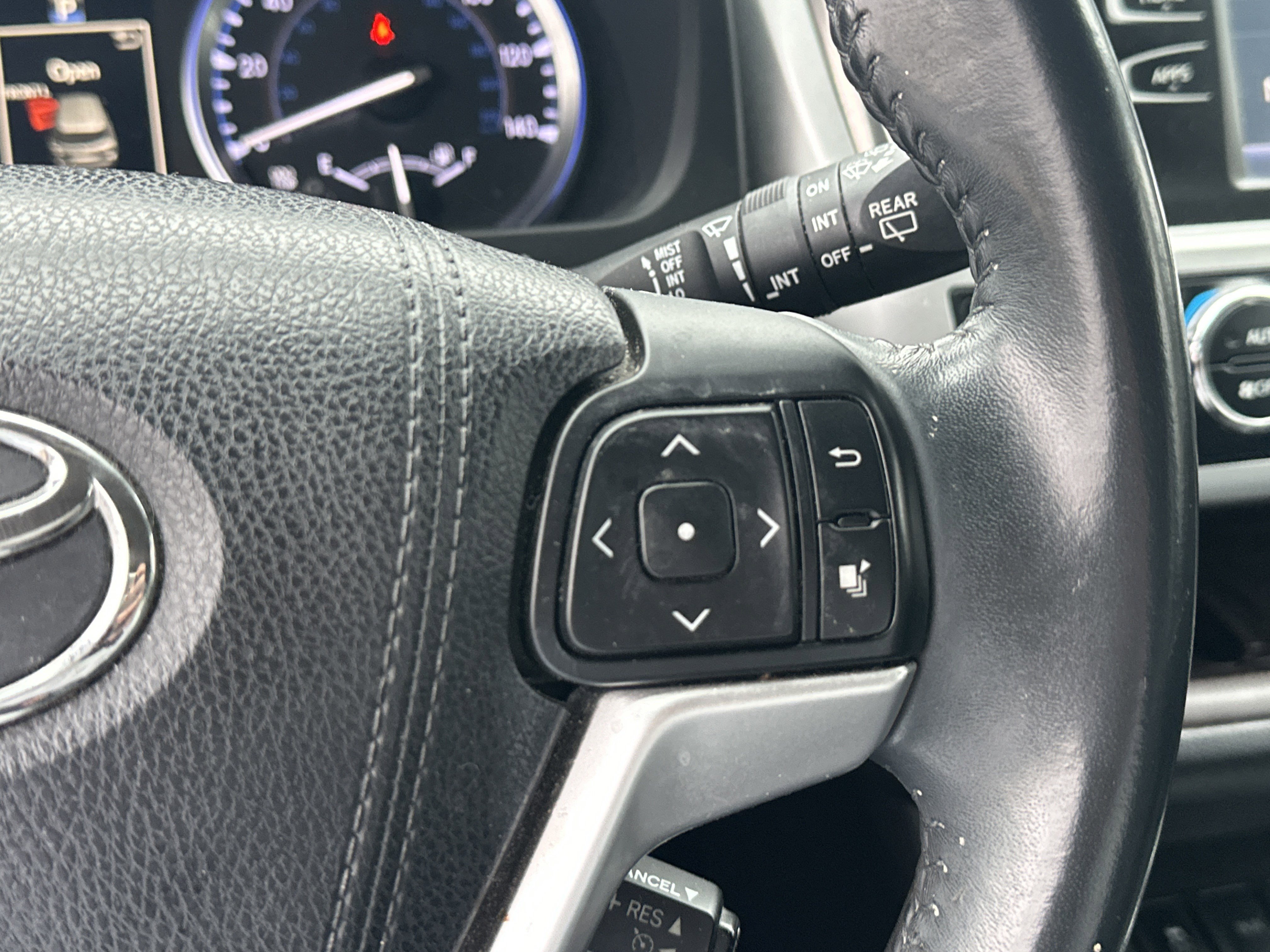 Used 2016 Toyota Highlander XLE image 25