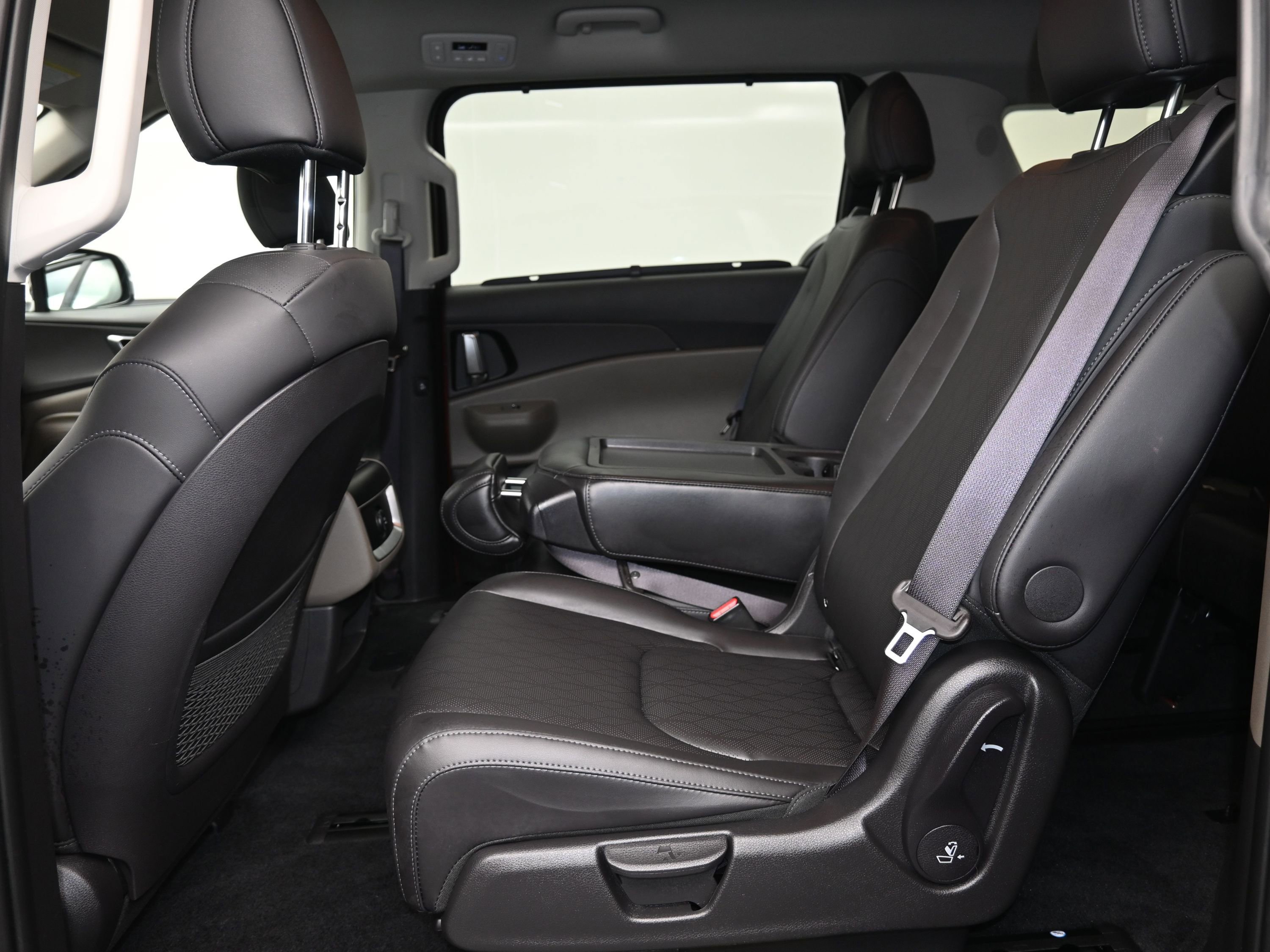 Used 2025 Kia Carnival EX image 24