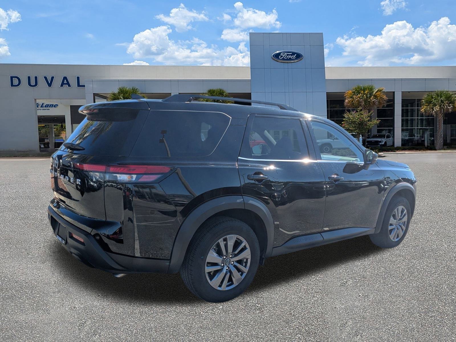 Used 2025 Nissan Pathfinder SV image 4