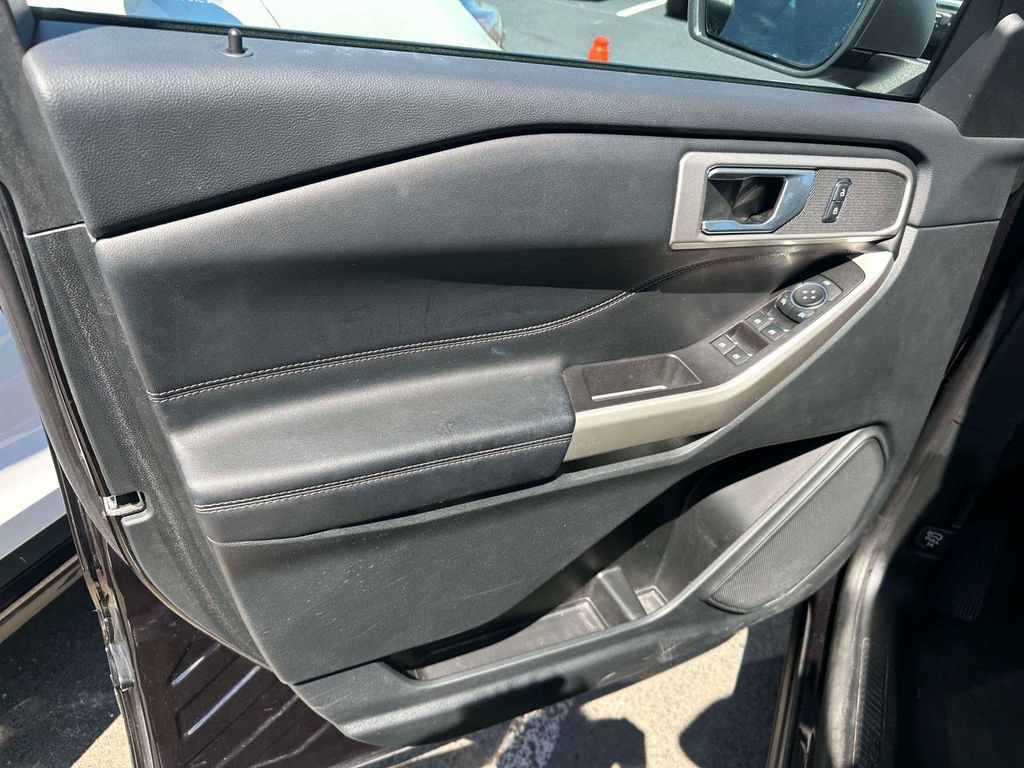 Used 2023 Ford Explorer XLT AWD/4WD image 16