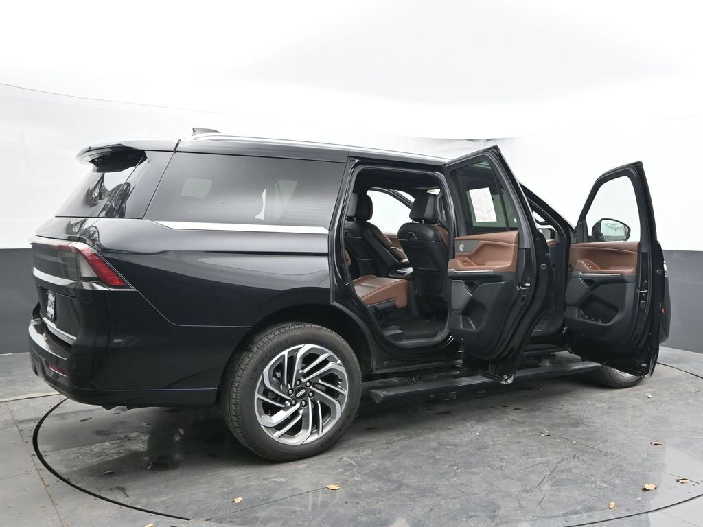 Used 2025 Lincoln Navigator Reserve image 61