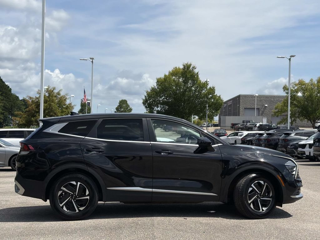 Used 2025 Kia Sportage LX FWD image 3